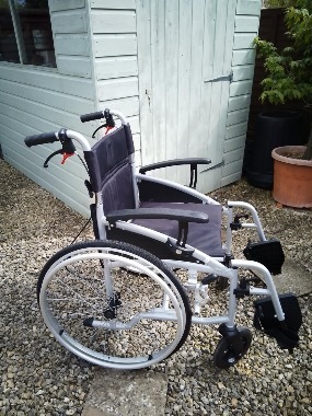 Self propelled wheelchair
