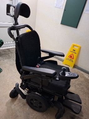 Quickie q400m electric wheelchair