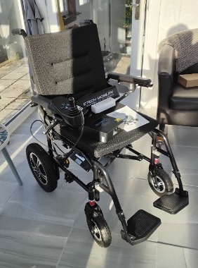 Lightweight foldable electric wheelchair