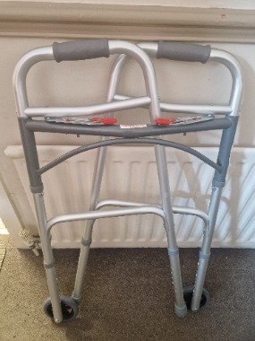 Foldable walking frame