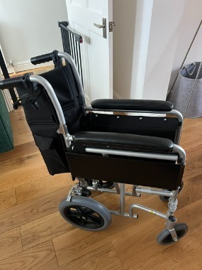 Lightweight folding aluminium wheelchair